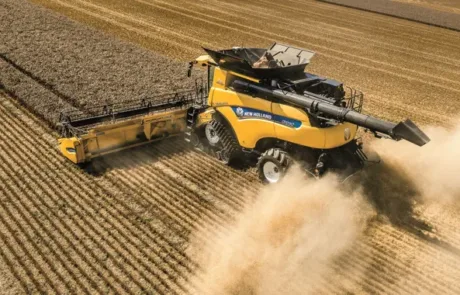 pyl zerno pole gusenichnaia lenta 2018 kombain new holland p